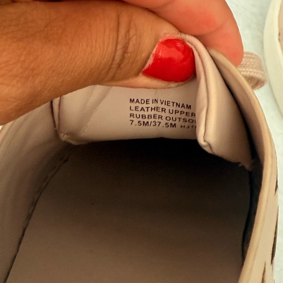 Michael Kors MIMI Sneakers
Perforated Lasered Leather Lace Up
Trainers 7.5 US - Picture 7 of 8